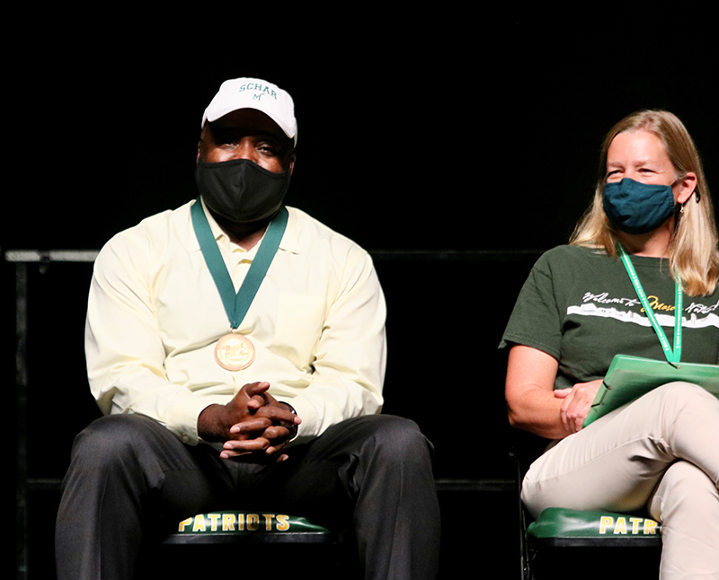 Mason President Washington wears a white Schar School hat.