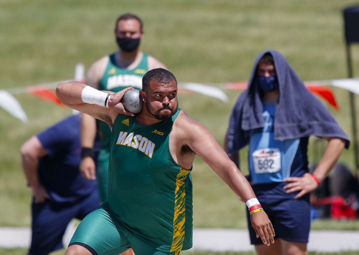 Jaylen Simmons with shotput